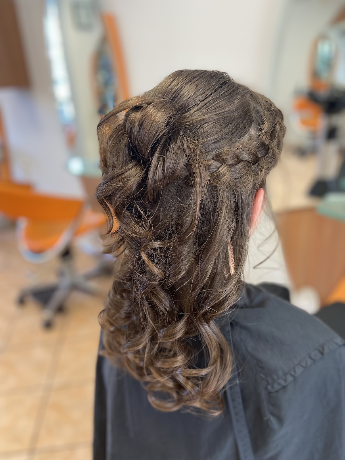 Salon mit orange Stühlen